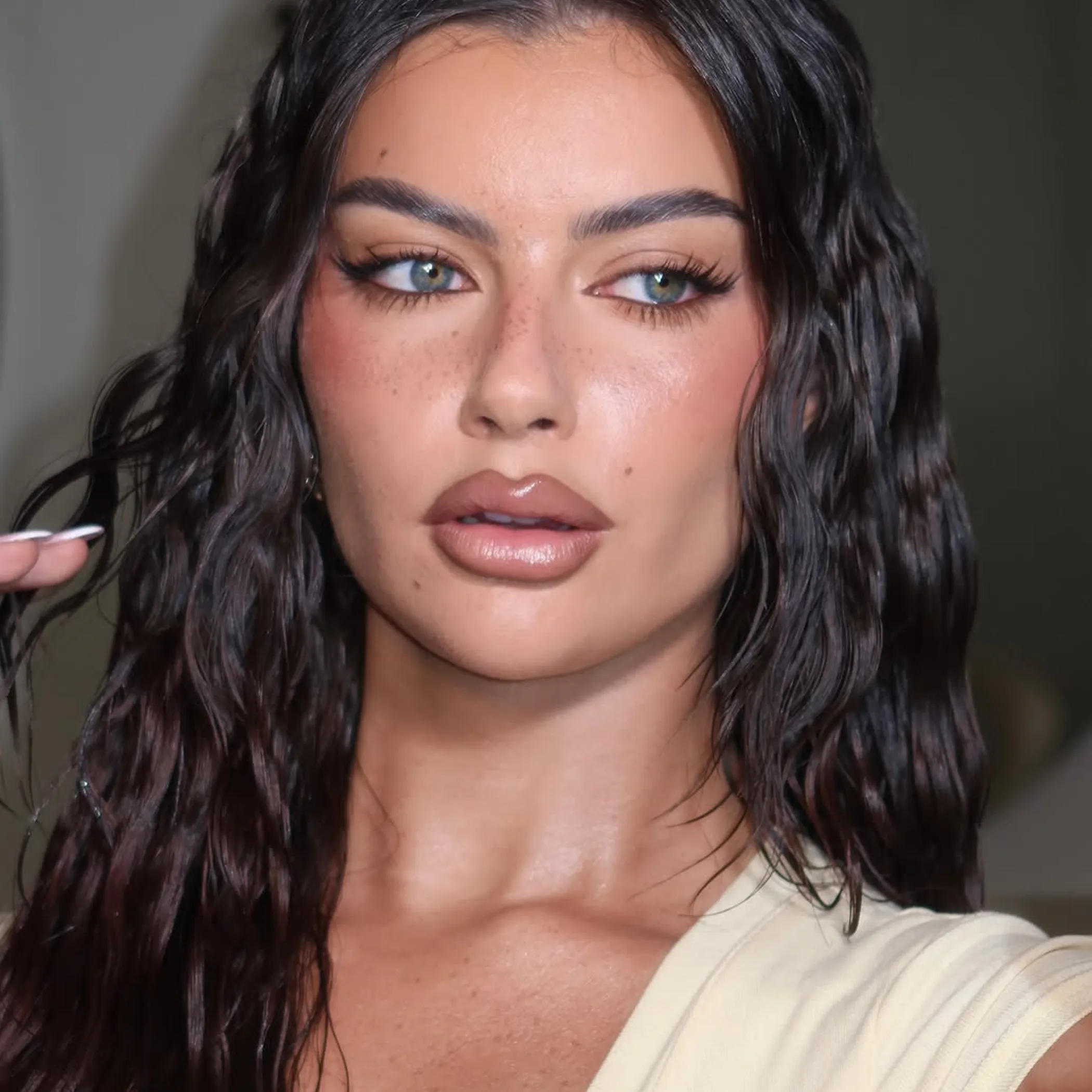 aussie girl with semi-permanent makeup